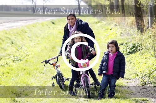 Slootdorp 12 en 13 april 2012
Constanza Breukhoven en haar man Mohammed en kinderen Soraiya en Semmy wonen sinds deze week in het friese dorp Slootdorp.
Peter Smulders bv