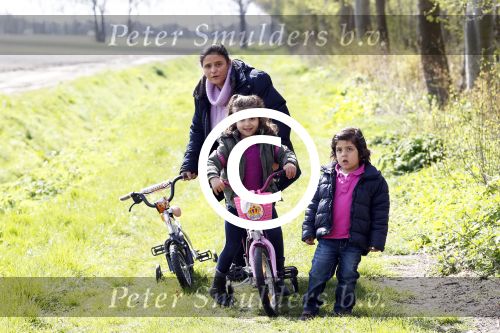 Slootdorp 12 en 13 april 2012
Constanza Breukhoven en haar man Mohammed en kinderen Soraiya en Semmy wonen sinds deze week in het friese dorp Slootdorp.
Peter Smulders bv