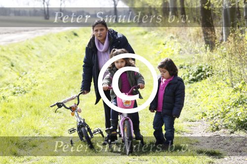 Slootdorp 12 en 13 april 2012
Constanza Breukhoven en haar man Mohammed en kinderen Soraiya en Semmy wonen sinds deze week in het friese dorp Slootdorp.
Peter Smulders bv