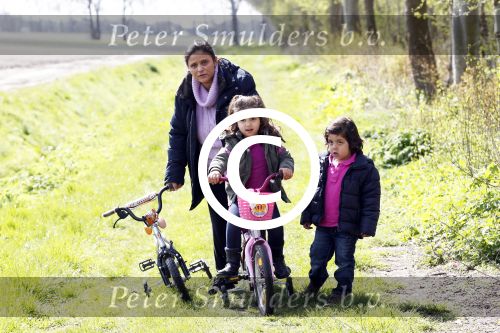 Slootdorp 12 en 13 april 2012
Constanza Breukhoven en haar man Mohammed en kinderen Soraiya en Semmy wonen sinds deze week in het friese dorp Slootdorp.
Peter Smulders bv