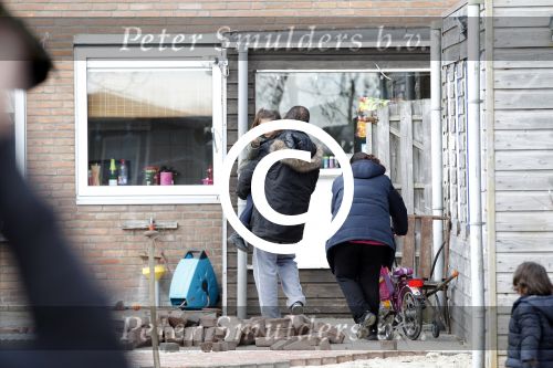 Slootdorp 12 en 13 april 2012
Constanza Breukhoven en haar man Mohammed en kinderen Soraiya en Semmy wonen sinds deze week in het friese dorp Slootdorp.
Peter Smulders bv