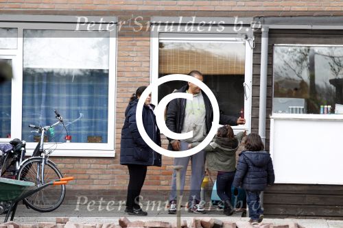 Slootdorp 12 en 13 april 2012
Constanza Breukhoven en haar man Mohammed en kinderen Soraiya en Semmy wonen sinds deze week in het friese dorp Slootdorp.
Peter Smulders bv