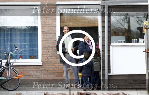 Slootdorp 12 en 13 april 2012
Constanza Breukhoven en haar man Mohammed en kinderen Soraiya en Semmy wonen sinds deze week in het friese dorp Slootdorp.
Peter Smulders bv