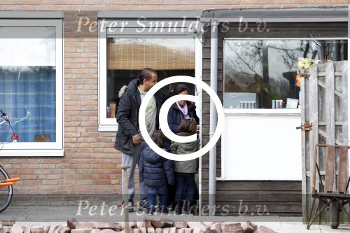 Slootdorp 12 en 13 april 2012
Constanza Breukhoven en haar man Mohammed en kinderen Soraiya en Semmy wonen sinds deze week in het friese dorp Slootdorp.
Peter Smulders bv