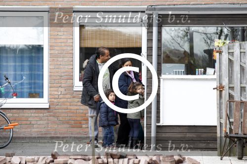 Slootdorp 12 en 13 april 2012
Constanza Breukhoven en haar man Mohammed en kinderen Soraiya en Semmy wonen sinds deze week in het friese dorp Slootdorp.
Peter Smulders bv