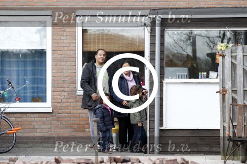 Slootdorp 12 en 13 april 2012
Constanza Breukhoven en haar man Mohammed en kinderen Soraiya en Semmy wonen sinds deze week in het friese dorp Slootdorp.
Peter Smulders bv
