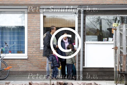 Slootdorp 12 en 13 april 2012
Constanza Breukhoven en haar man Mohammed en kinderen Soraiya en Semmy wonen sinds deze week in het friese dorp Slootdorp.
Peter Smulders bv