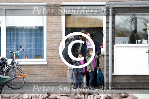 Slootdorp 12 en 13 april 2012
Constanza Breukhoven en haar man Mohammed en kinderen Soraiya en Semmy wonen sinds deze week in het friese dorp Slootdorp.
Peter Smulders bv