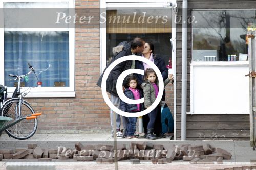 Slootdorp 12 en 13 april 2012
Constanza Breukhoven en haar man Mohammed en kinderen Soraiya en Semmy wonen sinds deze week in het friese dorp Slootdorp.
Peter Smulders bv