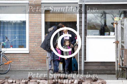Slootdorp 12 en 13 april 2012
Constanza Breukhoven en haar man Mohammed en kinderen Soraiya en Semmy wonen sinds deze week in het friese dorp Slootdorp.
Peter Smulders bv