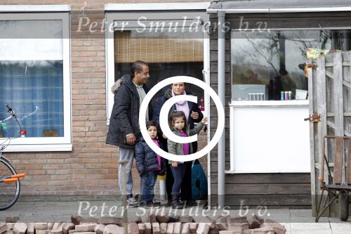 Slootdorp 12 en 13 april 2012
Constanza Breukhoven en haar man Mohammed en kinderen Soraiya en Semmy wonen sinds deze week in het friese dorp Slootdorp.
Peter Smulders bv