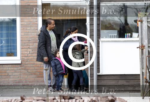 Slootdorp 12 en 13 april 2012
Constanza Breukhoven en haar man Mohammed en kinderen Soraiya en Semmy wonen sinds deze week in het friese dorp Slootdorp.
Peter Smulders bv