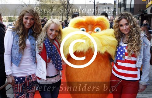 Zeist 1 april 2012
Premiere Dr Seuss in het Fiji theater in Zeist. Djumbo met Buddha to Buddha armbanden
Peter Smulders bv