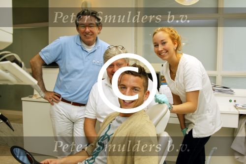 Eindhoven, 27 April 2012
Dries Mertens heeft vandaag zijn nieuwe tanden gekregen bij PSV tandarts Leo v Berkel en Tandtechnieker Hans de Wit.
Na de breuk van zijn voorste tanden in de wedstrijd van enkele weken geleden tegen AZ moesten er enkele nieuwe kronen worden geplaatst.
Foto Peter Smulders BV