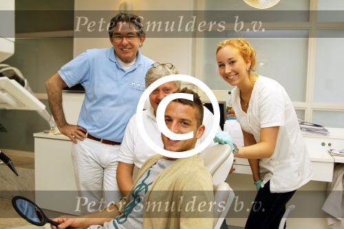 Eindhoven, 27 April 2012
Dries Mertens heeft vandaag zijn nieuwe tanden gekregen bij PSV tandarts Leo v Berkel en Tandtechnieker Hans de Wit.
Na de breuk van zijn voorste tanden in de wedstrijd van enkele weken geleden tegen AZ moesten er enkele nieuwe kronen worden geplaatst.
Foto Peter Smulders BV