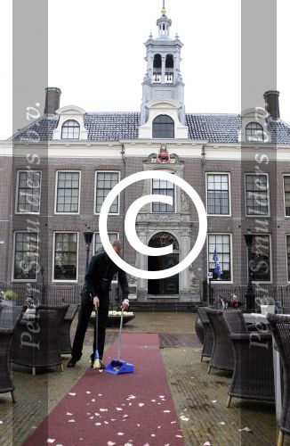 Volendam en Edam 13 april 2012
Simon Keizer en zijn vrouw Annemarie Hoek zijn vandaag in het geheim getrouwd in het stadhuis van Edam.
Peter Smulders bv