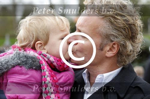 Scheveningen Den Haag 7 april 2012
Heropening Madurodam met oa aanwezig Humberto Tan met vrouw en kinderen Wendy v Dijk en Erland Galjaard met dochter Lizzy en Rob Geus met zijn dochter.
Peter Smulders bv