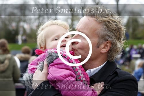 Scheveningen Den Haag 7 april 2012
Heropening Madurodam met oa aanwezig Humberto Tan met vrouw en kinderen Wendy v Dijk en Erland Galjaard met dochter Lizzy en Rob Geus met zijn dochter.
Peter Smulders bv