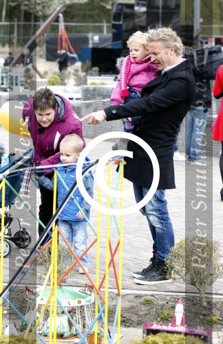 Scheveningen Den Haag 7 april 2012
Heropening Madurodam met oa aanwezig Humberto Tan met vrouw en kinderen Wendy v Dijk en Erland Galjaard met dochter Lizzy en Rob Geus met zijn dochter.
Peter Smulders bv