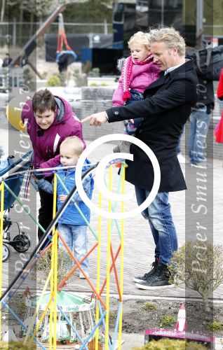 Scheveningen Den Haag 7 april 2012
Heropening Madurodam met oa aanwezig Humberto Tan met vrouw en kinderen Wendy v Dijk en Erland Galjaard met dochter Lizzy en Rob Geus met zijn dochter.
Peter Smulders bv