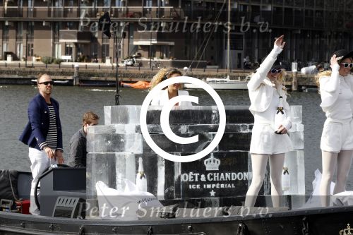 Amsterdam 19 april 2012
Presentatie Moet Chandon bij de harbour club in amsterdam.
Fajah Lourens draait als DJ op Moet boot.
Peter Smulders bv
