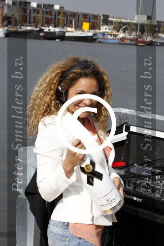 Amsterdam 19 april 2012
Presentatie Moet Chandon bij de harbour club in amsterdam.
Fajah Lourens draait als DJ op Moet boot.
Peter Smulders bv