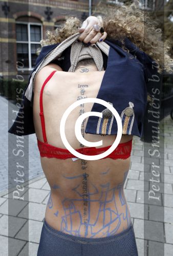 Amsterdam 10 april 2012
Presentatie kledinglijn modemeisjes bij het collegehotel. fajah Lourens met tatoo
Peter Smulders bv