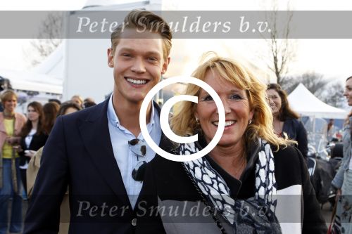Amsterdam 27 maart 2012
Premiere cirque du Soleil bij de amsterdam Arena. Ferry Doedens met moeder
Peter Smulders bv
