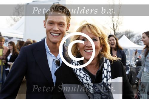 Amsterdam 27 maart 2012
Premiere cirque du Soleil bij de amsterdam Arena. Ferry Doedens met moeder
Peter Smulders bv
