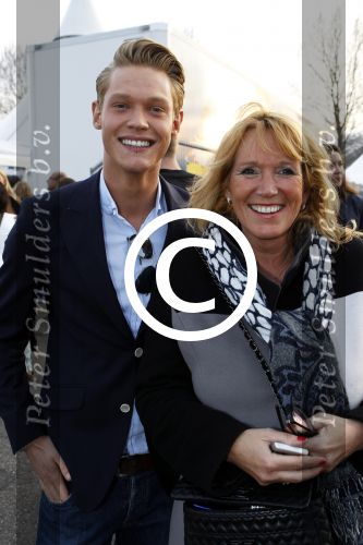 Amsterdam 27 maart 2012
Premiere cirque du Soleil bij de amsterdam Arena. Ferry Doedens met moeder
Peter Smulders bv