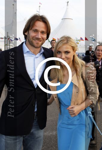 Amsterdam 27 maart 2012
Premiere cirque du Soleil bij de amsterdam Arena. Gigi Ravelli met vriend
Peter Smulders bv