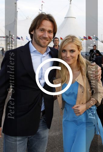 Amsterdam 27 maart 2012
Premiere cirque du Soleil bij de amsterdam Arena. Gigi Ravelli met vriend
Peter Smulders bv