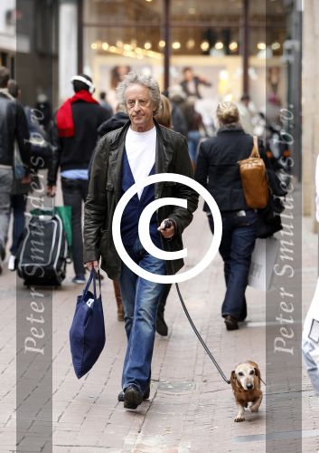 Amsterdam 3 april 2012
Hans v Willigenburg met zijn hondje aan het wandelen.
Peter Smulders bv