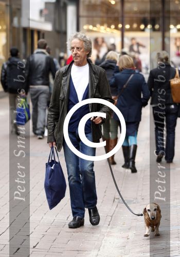 Amsterdam 3 april 2012
Hans v Willigenburg met zijn hondje aan het wandelen.
Peter Smulders bv