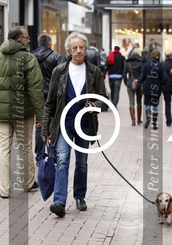 Amsterdam 3 april 2012
Hans v Willigenburg met zijn hondje aan het wandelen.
Peter Smulders bv