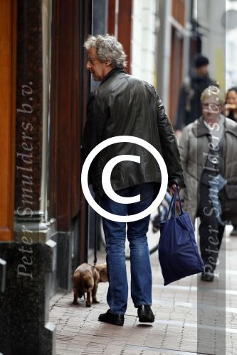 Amsterdam 3 april 2012
Hans v Willigenburg met zijn hondje aan het wandelen.
Peter Smulders bv