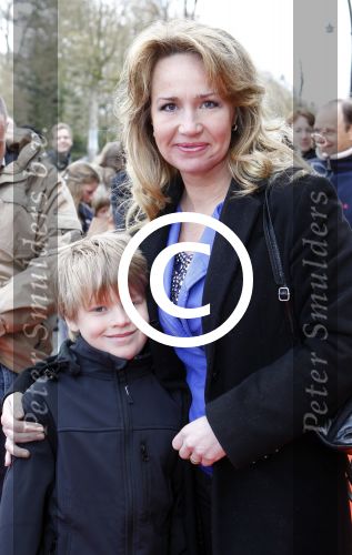 Zeist 1 april 2012
Premiere Dr Seuss in het Fiji theater in Zeist. Helga v leur met zoon
Peter Smulders bv