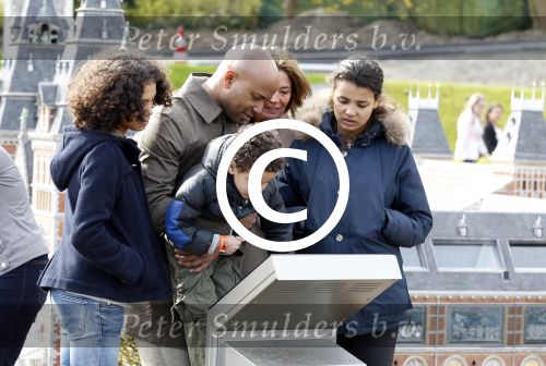 Scheveningen Den Haag 7 april 2012
Heropening Madurodam met oa aanwezig Humberto Tan met vrouw en kinderen Wendy v Dijk en Erland Galjaard met dochter Lizzy en Rob Geus met zijn dochter.
Peter Smulders bv