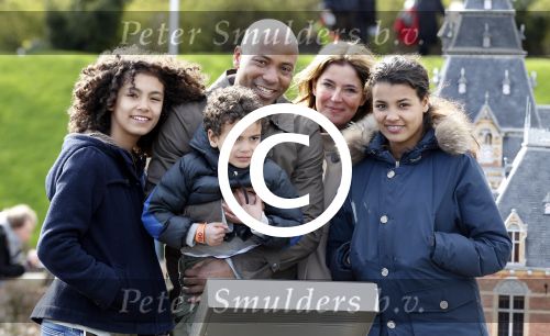 Scheveningen Den Haag 7 april 2012
Heropening Madurodam met oa aanwezig Humberto Tan met vrouw en kinderen Wendy v Dijk en Erland Galjaard met dochter Lizzy en Rob Geus met zijn dochter.
Peter Smulders bv