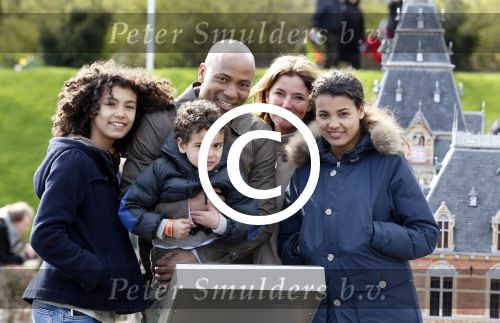 Scheveningen Den Haag 7 april 2012
Heropening Madurodam met oa aanwezig Humberto Tan met vrouw en kinderen Wendy v Dijk en Erland Galjaard met dochter Lizzy en Rob Geus met zijn dochter.
Peter Smulders bv