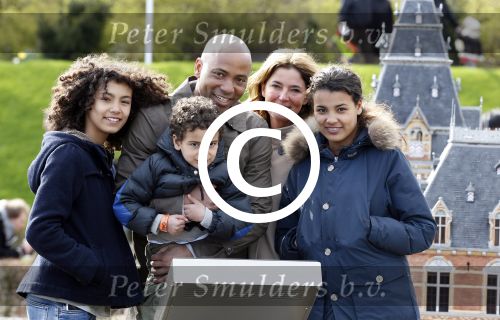Scheveningen Den Haag 7 april 2012
Heropening Madurodam met oa aanwezig Humberto Tan met vrouw en kinderen Wendy v Dijk en Erland Galjaard met dochter Lizzy en Rob Geus met zijn dochter.
Peter Smulders bv