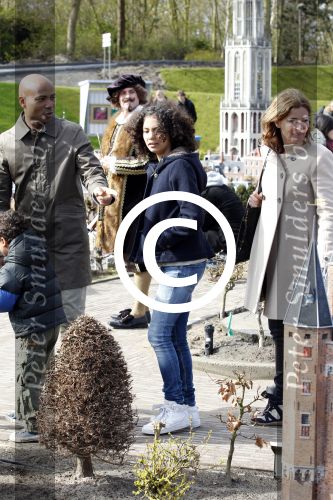 Scheveningen Den Haag 7 april 2012
Heropening Madurodam met oa aanwezig Humberto Tan met vrouw en kinderen Wendy v Dijk en Erland Galjaard met dochter Lizzy en Rob Geus met zijn dochter.
Peter Smulders bv