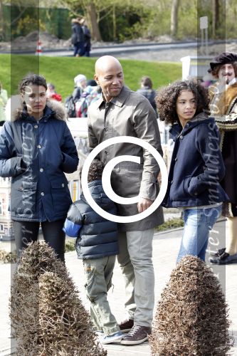 Scheveningen Den Haag 7 april 2012
Heropening Madurodam met oa aanwezig Humberto Tan met vrouw en kinderen Wendy v Dijk en Erland Galjaard met dochter Lizzy en Rob Geus met zijn dochter.
Peter Smulders bv