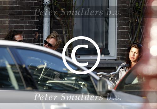 Amsterdam 24 maart 2012
Isa Hoes met vrienden in het zonnetje voor haar huis.
Peter Smulders bv