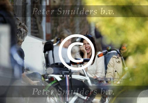 Amsterdam 24 maart 2012
Isa Hoes met vrienden in het zonnetje voor haar huis.
Peter Smulders bv
