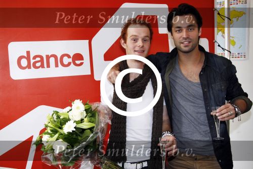 Amsterdam 8 m aart 2012
Jan Kooijman reikt prijs uit. Jan heeft Nialaya armband om.
Peter Smulders bv