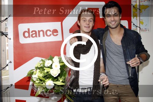 Amsterdam 8 m aart 2012
Jan Kooijman reikt prijs uit. Jan heeft Nialaya armband om.
Peter Smulders bv