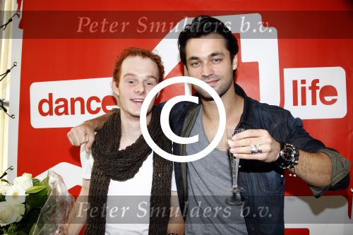 Amsterdam 8 m aart 2012
Jan Kooijman reikt prijs uit. Jan heeft Nialaya armband om.
Peter Smulders bv