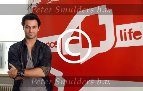Amsterdam 8 m aart 2012
Jan Kooijman reikt prijs uit. Jan heeft Nialaya armband om.
Peter Smulders bv