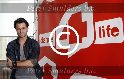 Amsterdam 8 m aart 2012
Jan Kooijman reikt prijs uit. Jan heeft Nialaya armband om.
Peter Smulders bv
